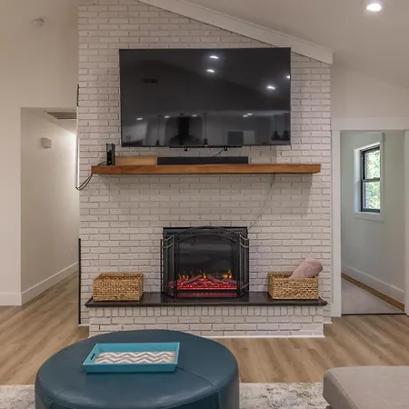 Mid-Century Modern Impeccable Remodel With Hot Tub Villa